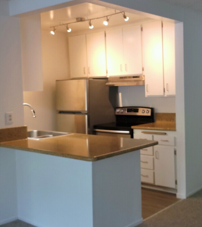 Kitchen - 7742 Redlands St