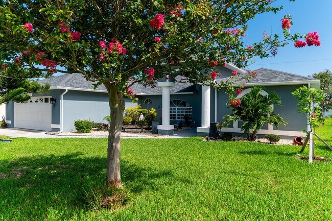 Foto del edificio - Coming in Sept ! Beautifully Furnished and  recently renovated home