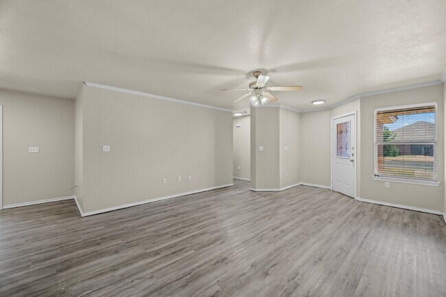Building Photo - Spacious 3-Bed, 3-Bath Duplex – Awaits!