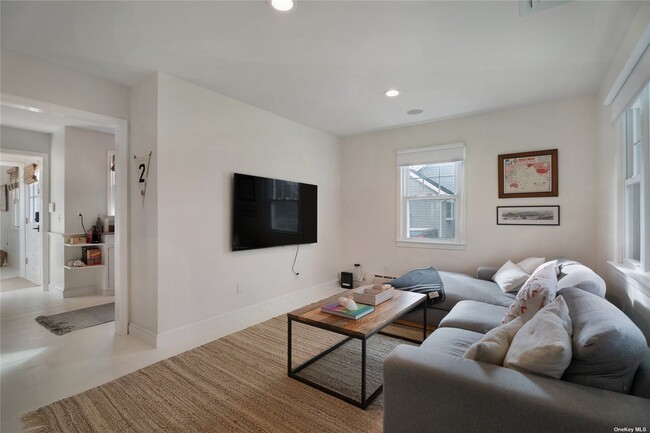 Building Photo - 32 Hallock Rd