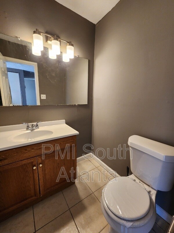 Building Photo - 140 Governors Dr