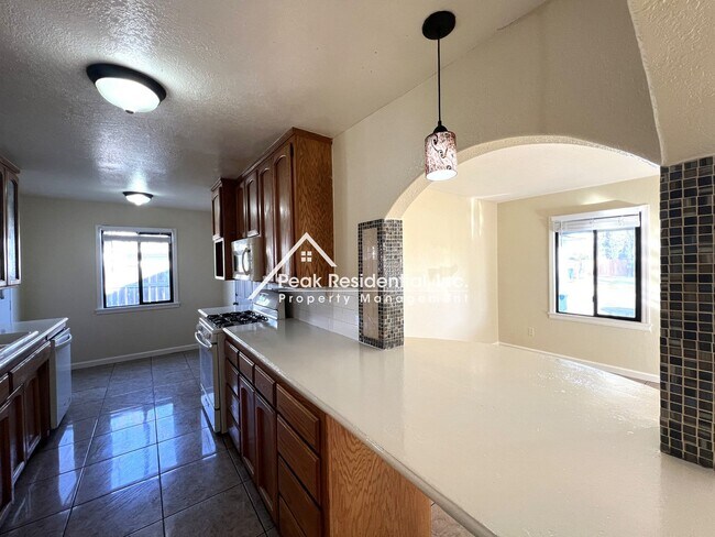 Foto del edificio - Fruitridge Manor 3bd/1ba House with Garage