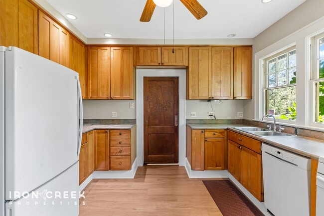 Foto del edificio - Charming Craftsman Home with Modern Conven...