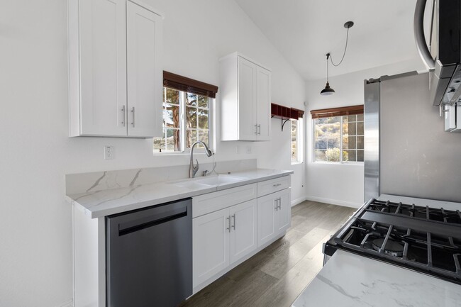 Building Photo - Beautiful 2 Bedroom Condo