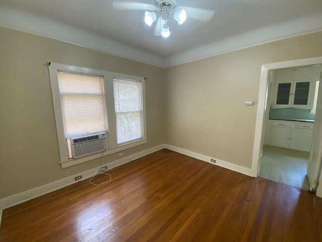 Foto del edificio - 247 E Lullwood Ave