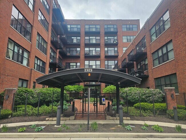Foto del edificio - 2323 W Pershing Rd