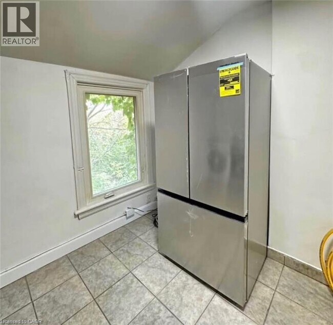 Building Photo - 216 John St N