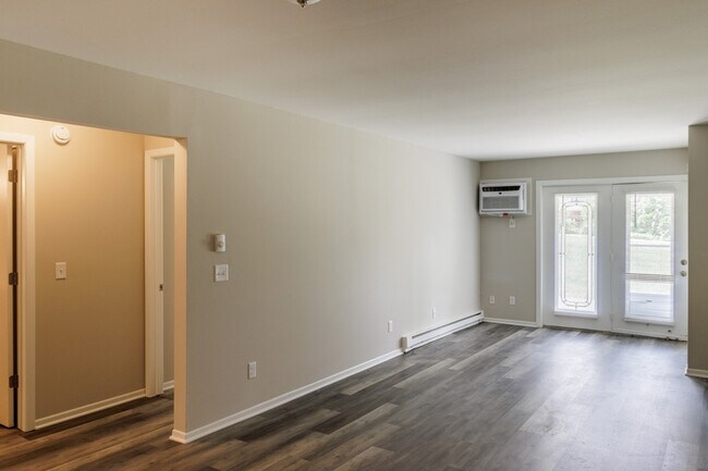 Building Photo - 2103 Green Tree Rd