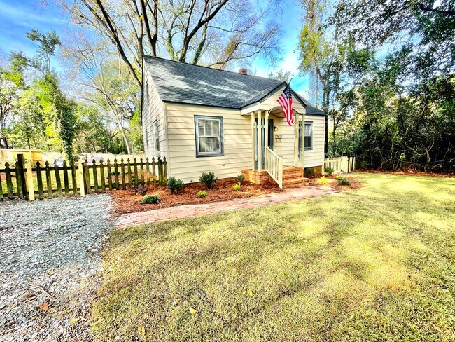 Foto del edificio - Adorable Bungalow In Historic Haymount 2/1