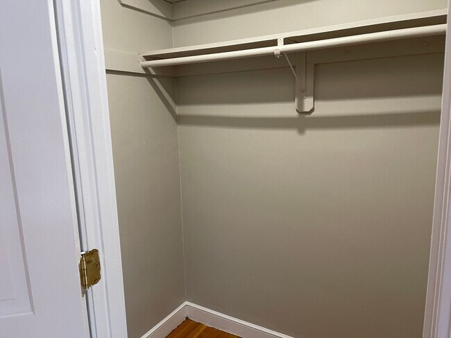 Foto del edificio - Spacious Top Floor 2 bed, Parking and utilities inc, Right in front of the train..  EASY CHOICE