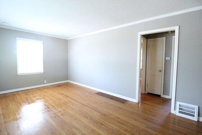 Building Photo - 2 Bedroom 1 Bath Home in Roeland Park