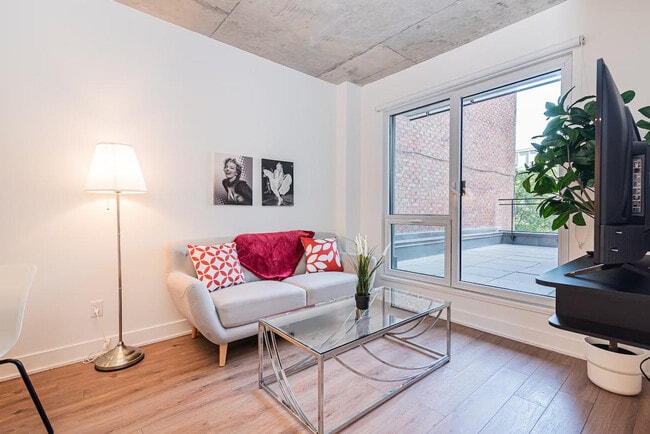 Building Photo - 540 Boul. de Maisonneuve E