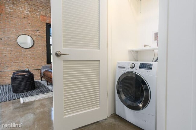Building Photo - Studio, 1 bath Apartment - 1528 W Adams St