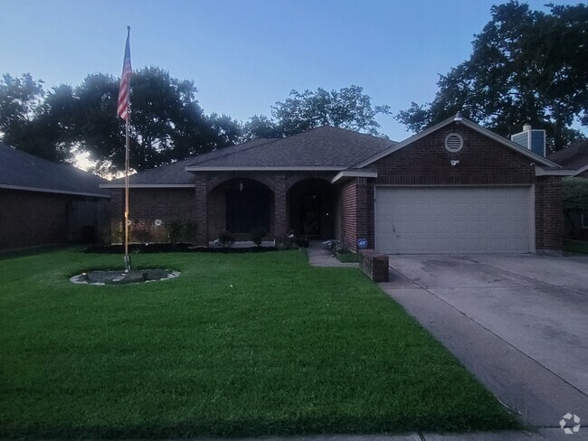 Building Photo - 2220 Castle Dr