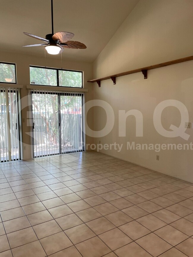 Building Photo - 3117 E Oasis De Palmeras