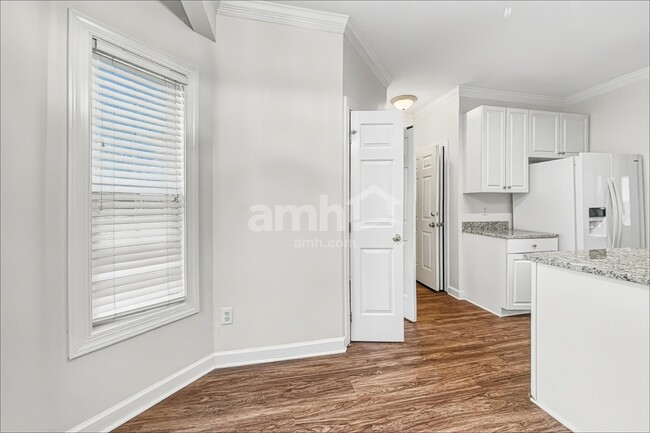 Building Photo - 2713 Denbel Cir