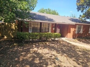 Building Photo - 2501 White Oak Ln