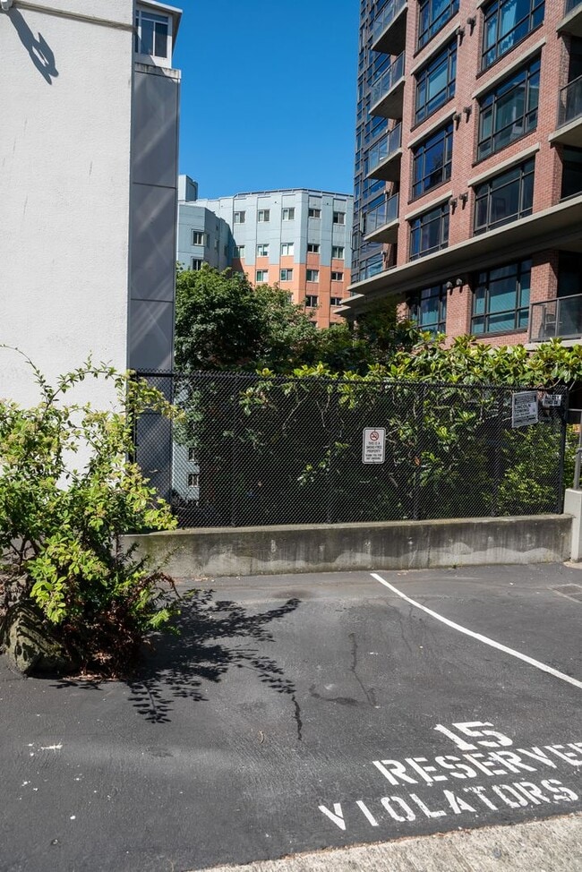 Building Photo - Modern Loft On First Hill!