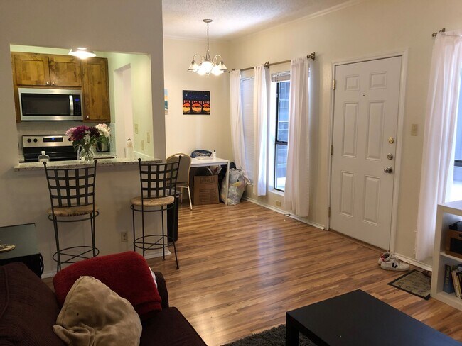 Building Photo - UT PRE LEASE: West Campus 2 bed / 2 bath, ...