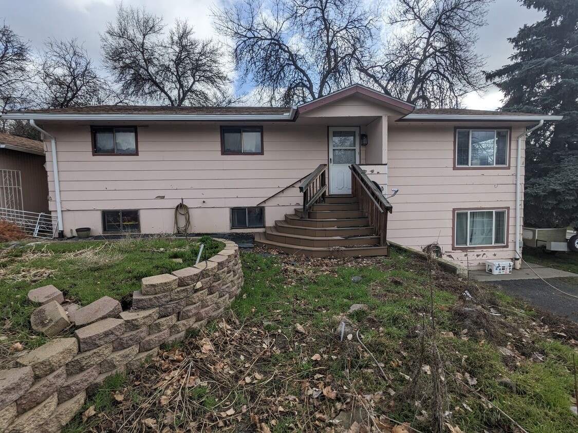 Building Photo - Cherry St Duplex