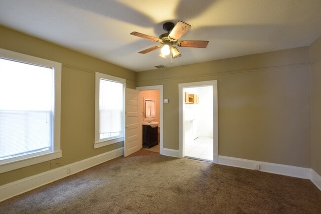 Building Photo - UNIT A: Charming 3 Bed 1.5 Bath Town Home for Rent in DeLand, FL! $500 off First Month Rent!!!