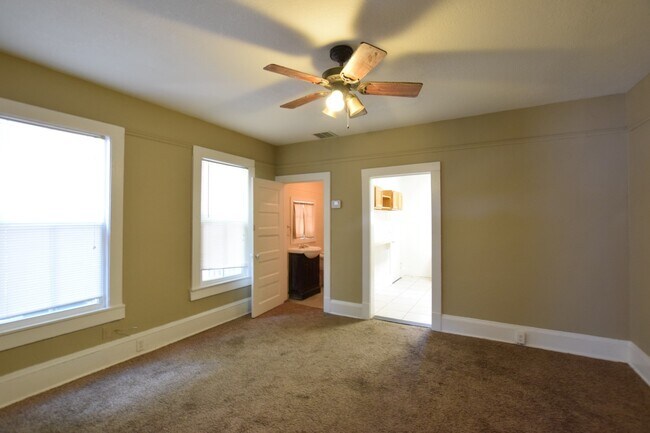 Foto del edificio - UNIT A: Charming 3 Bed 1.5 Bath Town Home for Rent in DeLand, FL! $500 off First Month Rent!!!