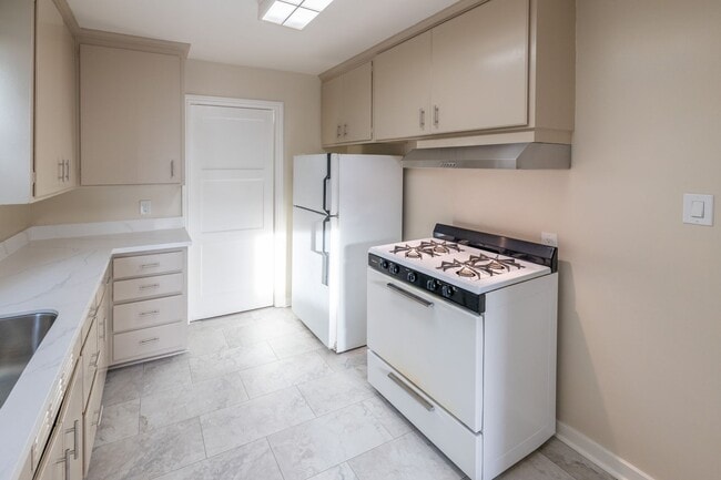 Building Photo - 600 S Idaho St