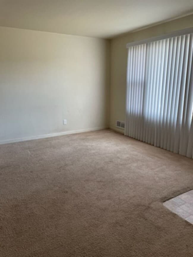 Building Photo - 2 Bedroom Duplex!