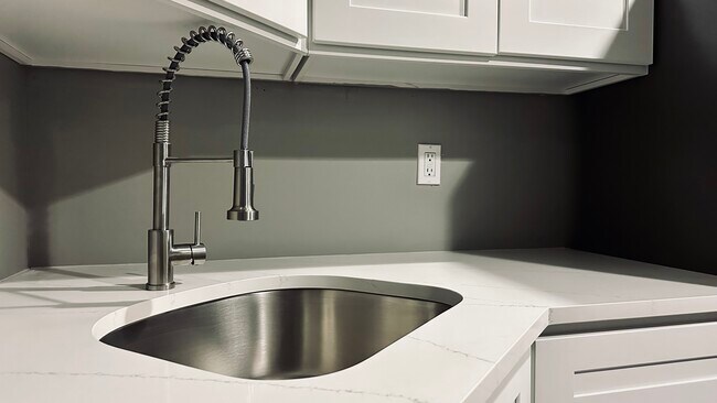 Modern sink - 5539 Boyer St