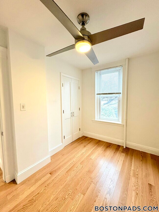 Building Photo - 121 Park Dr