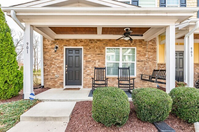 Foto del edificio - Gorgeous End-Unit Townhome Available in Apex