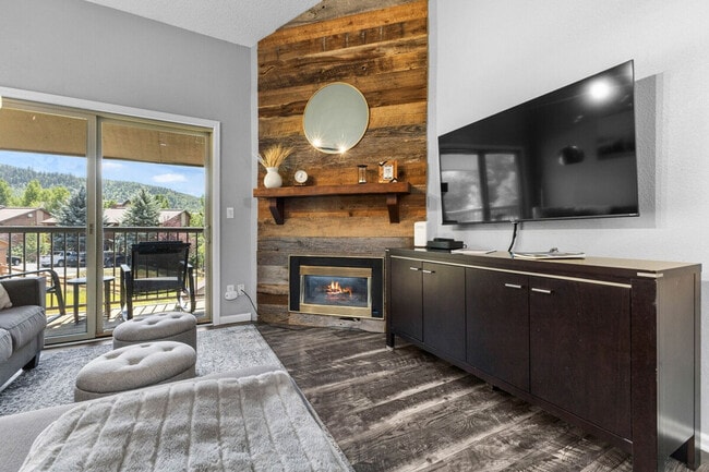 Building Photo - 2875 Village Dr
