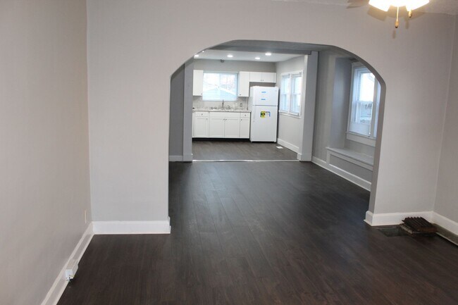 Foto del edificio - Newly Remodeled 2 BR near University Of Indy!
