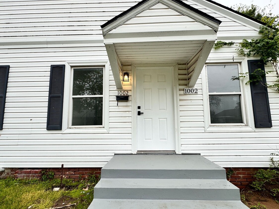 Primary Photo - Freshly remodeled duplex available for rent!