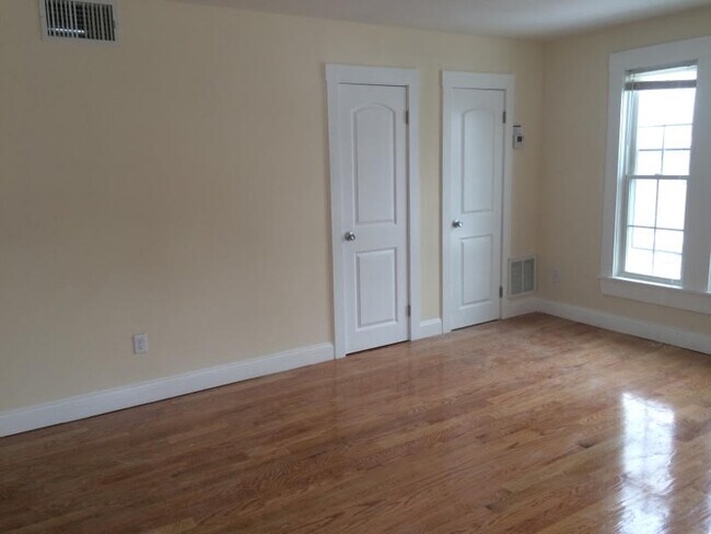 Building Photo - 406 Pawtucket St