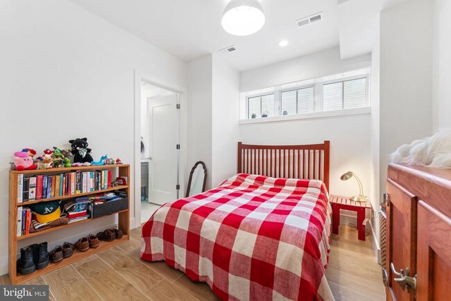 Foto del edificio - 1775 Swann St NW