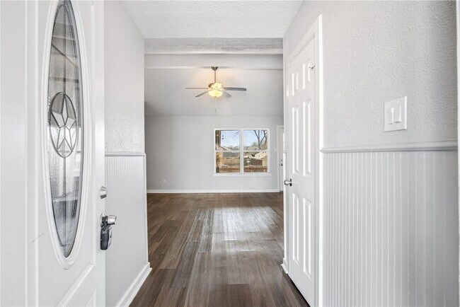 Foto del edificio - Welcome to this fully remodeled 4/2/2 brick home near Lake Conroe! With new AC/heat, roof, water ...