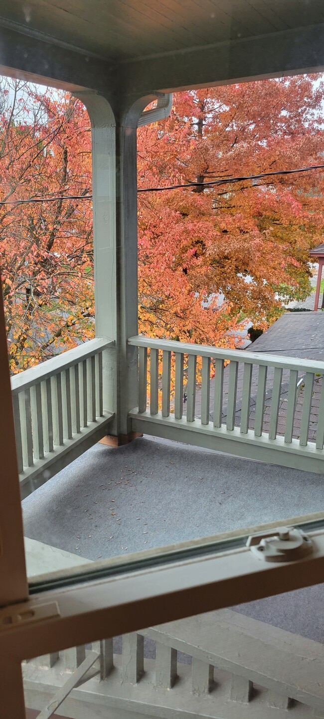 Balcony - 31 Maple Ave