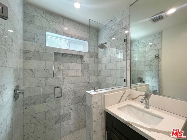 Foto del edificio - 1233 N Harper Ave