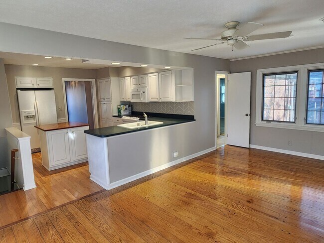 Foto del edificio - BEAUTIFUL  3 BEDROOM 2 BATH HOME / FINISHED BASEMENT/GARAGE