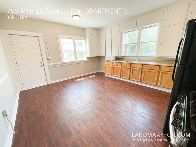 Building Photo - Available NOW! - LARGE 3 bed /1 bath - Wes...