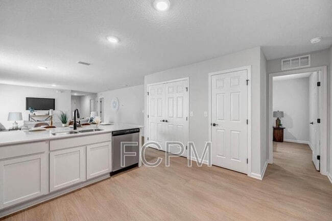 Foto del edificio - 5454 Amazon Ave