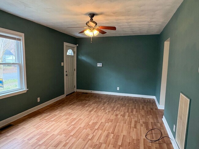 Foto del edificio - Corner Lot Cape Code located In Virginia Estates in Norfolk.