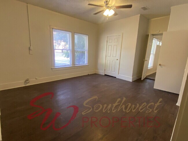 Foto del edificio - 5 Bedroom House Near Campus — Perfect for Roommates