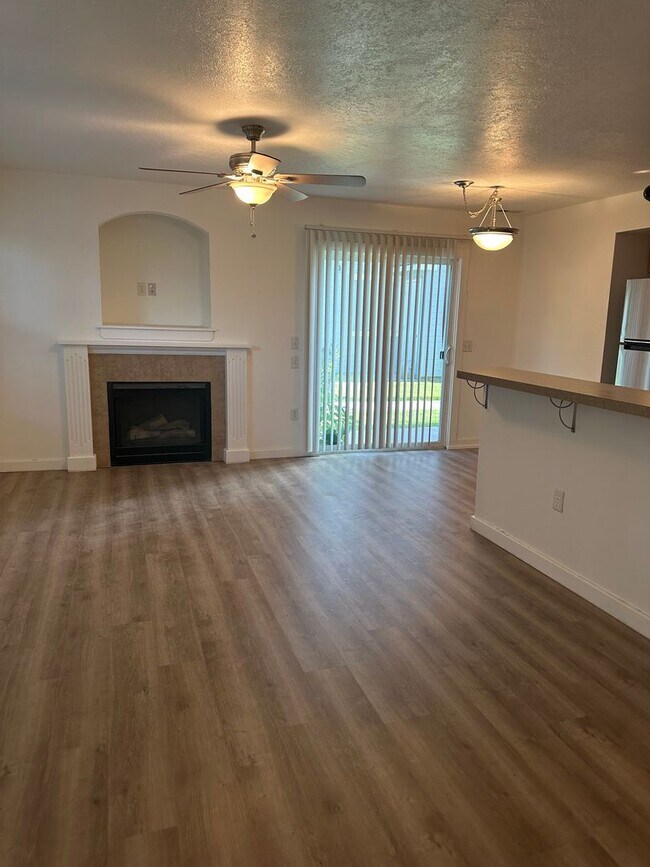 Foto del edificio - Cute 3 bedroom, 2 bath townhome with Community Pool in Boise