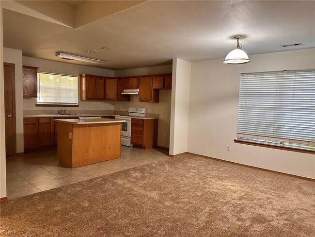 Building Photo - 732 N Meadowlands Dr