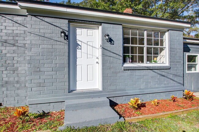 Foto del edificio - 4643 Woolman Ave