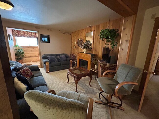 Foto del edificio - Beautiful Furnished 2 Bedroom Basement Apa...