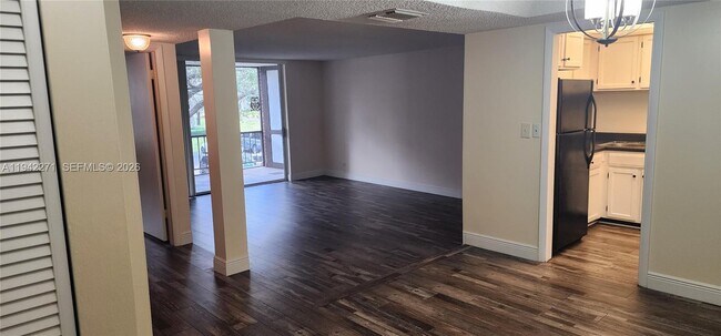 Building Photo - 3670 Inverrary Dr