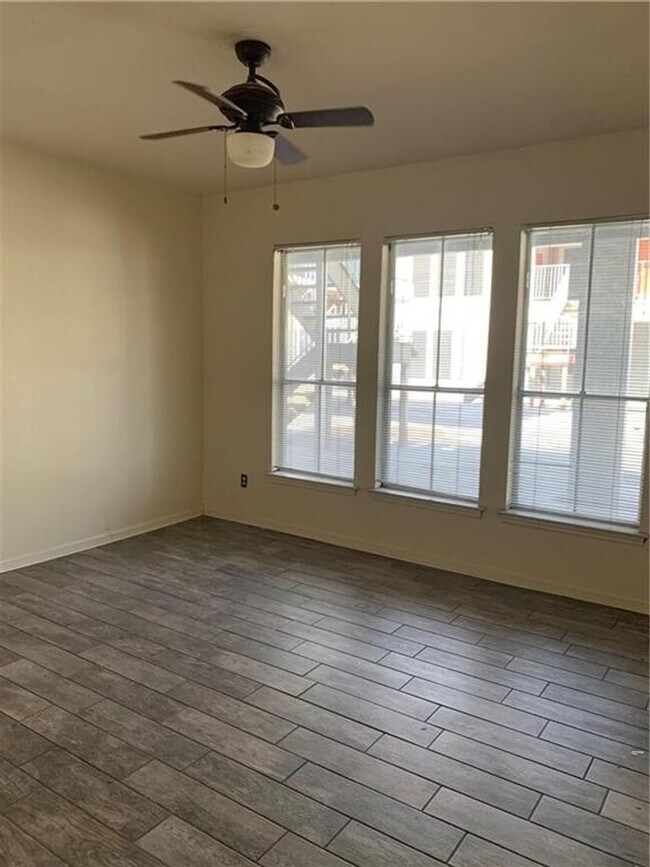 Foto del edificio - UT PRE-LEASE - 1 bed / 1 bath Updated West Campus Condo